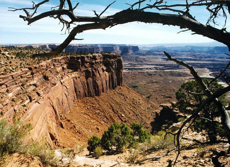 Typická geomorfologie na subhorizontálně uložených, různě erozně odolných sedimentárních vrstvách,