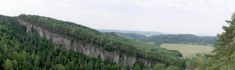 Nevýrazná kuesta vyvinutá v monoklinálně uložených křídových pískovcích na severním okraji české křídové tabule - Měsíční údolí pod vrchem Kozákov.