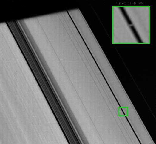 Obr. 8 mesiačik Pan v Enckeho delení v sústave prstencov Saturnove mesiace delíme do 7 hlavných skupín: I. Pastierske mesiace (5) Pan, Daphnis, Atlas, Prometheus, Pandora. II.