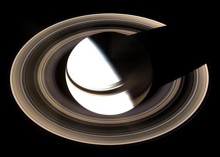 Obr. 9 Saturnov sytém prstencov s tieňom planéty Saturnov najvzdialenejší F-prstenec je zložitou štruktúrou skladajúcou sa niekoľkých prstencov vzájomne poprepletaných.