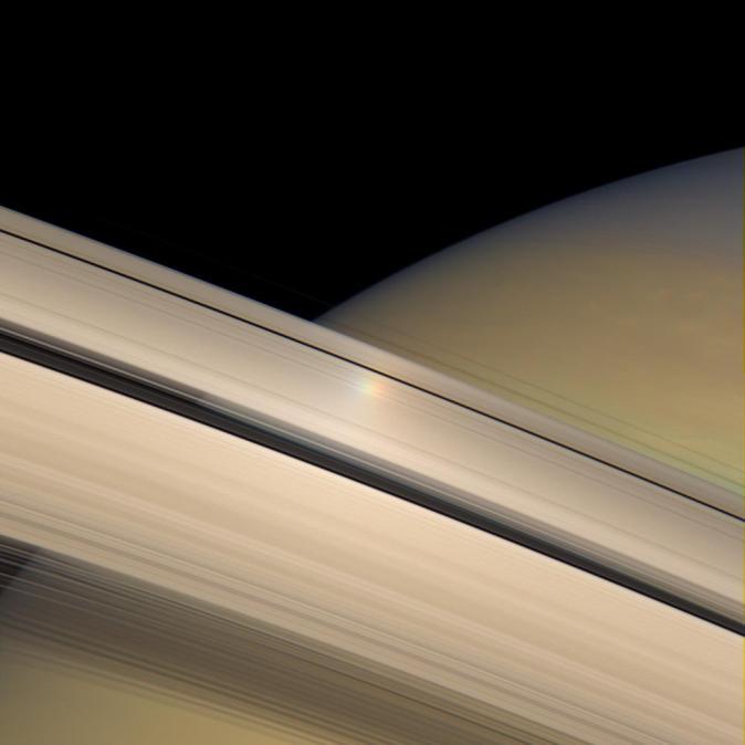 Obr. 11 dúha na prstenci Saturna Satelitný výskum Ako prvá navštívila Saturn sonda Pioneer 11 v roku 1979, neskôr sondy Voyager 1 a 2. 1. júla 2004 priletela k Saturnu sonda Cassini, od ktorej sa oddelil modul Huygens, ktorý pristál na mesiaci Titan a viac než hodinu z neho posielal údaje späť na Zem.