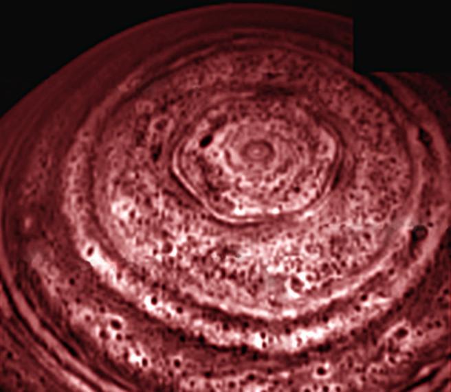 Pri pozorovaní v infračervenom svetle objavila sonda Voyager 1 šesťuholníkovú štruktúru oblakov v blízkosti pólu, ktorú neskôr pozorovala aj sonda Cassini.