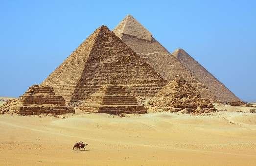 HISTORIE BETONU Vápencový beton použit na stavbu pyramid??? Prof. Joseph Davidovits tvrdí, že jde o formu vápencového betonu, se kterým Egypťané pracovali jako se současným betonem.