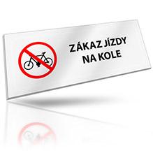 zakaz_chuze_po_travniku_01 zakaz_jizdy_na_kole_01 zakaz_jizdy_na_koleckovych_bruslich_01