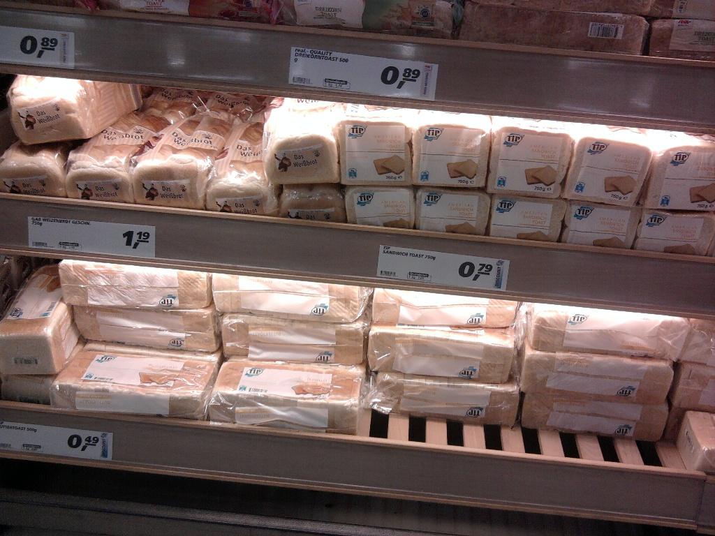 27 Kč za 720 ml. Cena mléka je srovnatelná s naším, ale některé mléčné výrobky jsou v Německu levnější. Jako třeba Fantasia od Danone (Drážďany 6,2 Kč, ČR 12,9 Kč).