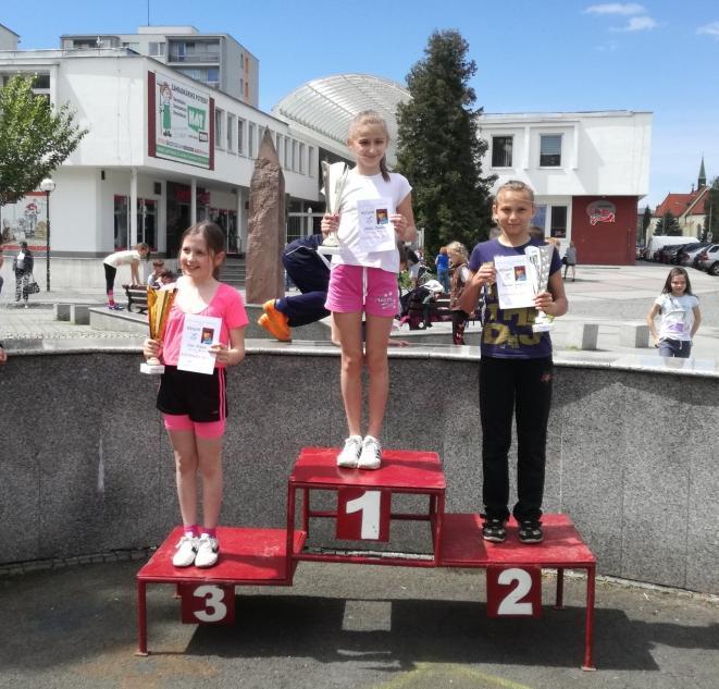 ročník) a Lívia Škreptačová (7. ročník) tiež statočne bojovali a v silnej konkurencii dobehli na 5.