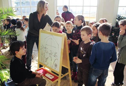 11 ELEMENTÁRNÍ PROVOZNÍ POMŮCKY PRO REALIZACI EDUKAČNÍCH AKTIVIT Z univerzálních pomůcek lze jmenovat také lana či šňůry, šátky nebo škrabošky.