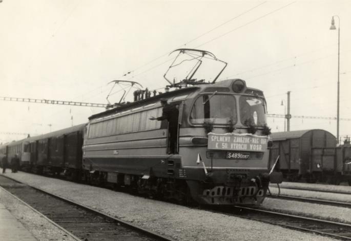 Vládním usnesením z roku 1959 bylo rozhodnuto o elektrizaci jižní části Československa na střídavou trakční napájecí soustavu o napětí 25 kv/50 Hz AC. První vlaštovkou byla železniční trať č.