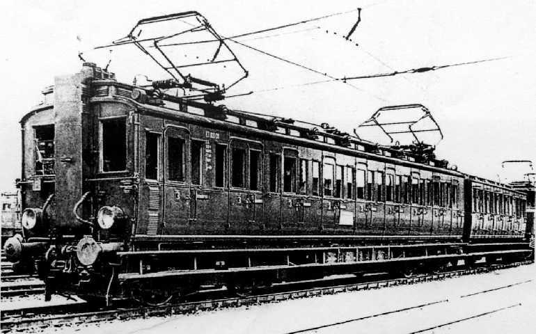 První tratě se začaly elektrizovat stejnosměrnou soustavou o napětí mezi 600 V až 1500 V. Tato soustava byla vybrána především díky její osvědčenosti.