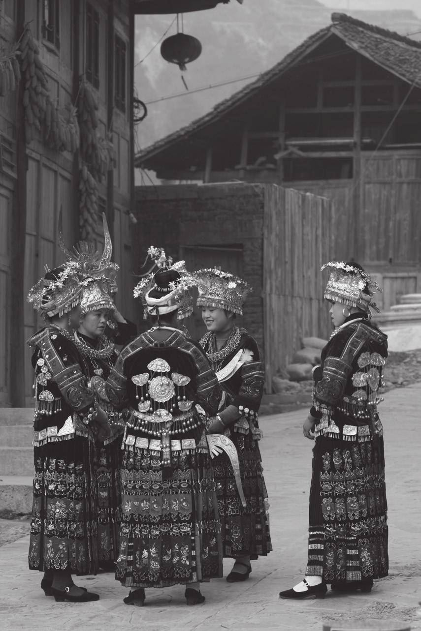 Hmong-mienská skupina Miaové ( 苗族 Miáo zú) alternativní označení: Hmongové populace: 9 426 007 obyvatel výskyt v ČLR: Guanxi, Guizhou, Yunnan,