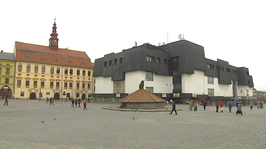 Bezohledný socialistický brutalismus stavěl jakési masivní pevnosti, kterými mj.