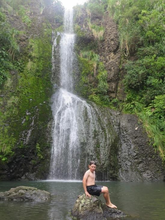 Vybrali jsme si ten na Kitekite Falls. Šli jsme asi hodinu deštným pralesem. Z jednoho místa na kopci byl krásný výhled na vodopád.