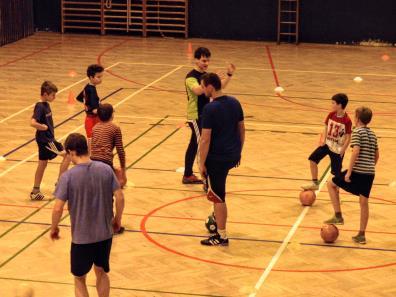 Tým trénoval každý čtvrtek 17:00-18:30 na sportovištích v Braníku.