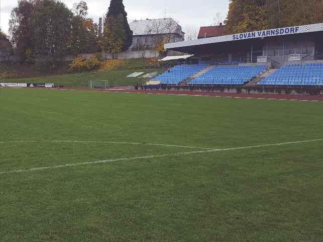 Hřiště se vyznačuje dobrou rovinatostí a