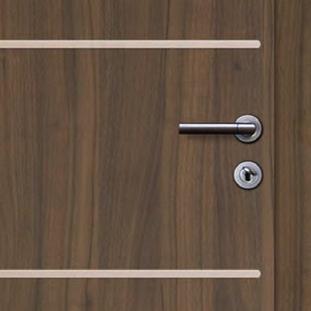 Elegantní a jednoduché zdobení dveří Moderní kovový detail Plné dveře pro dostatek soukromí v jakémkoliv prostoru Vysoká odolnost povrchu pro snadnou údržbu Široká škála povrchů imitujících dřevo