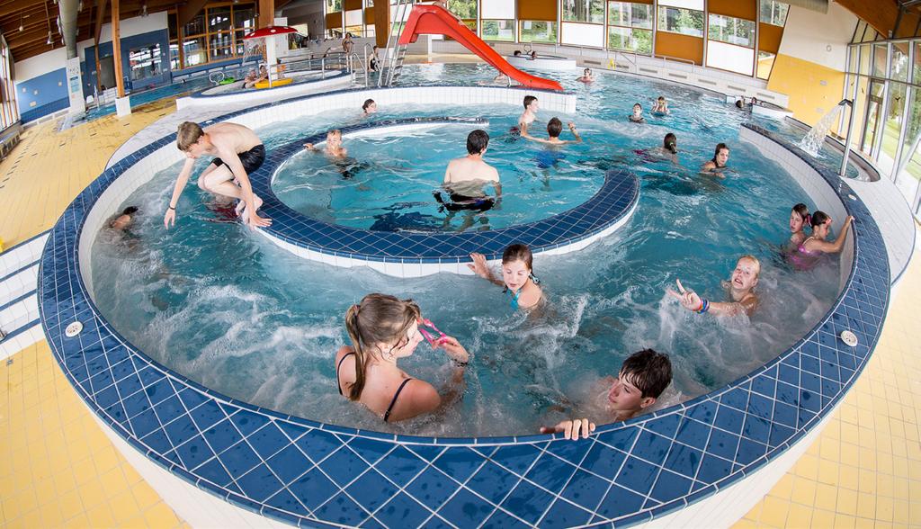 ŠKOLNÍ PLAVECKÝ VÝCVIK NA LIPNĚ Vodní ráj Aquaworld Lipno je ideální pro školní plavecké výcviky, které si mohou užít i handicapovaní žáci.