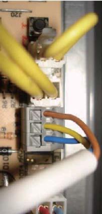 hnědý drát žlutý drát modrý drát Zapojení kabelu displeje k základní desce hnědý