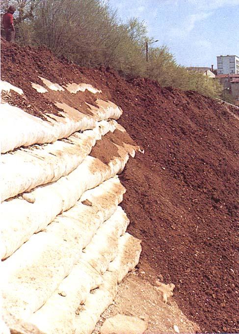 Opěrné konstrukce z vyztužené zeminy Pokud se provádějí opěrné konstrukce nebo strmé násypy ze zemin, u nichž by za normálních okolností byla překročena smyková pevnost, může být dosaženo požadované