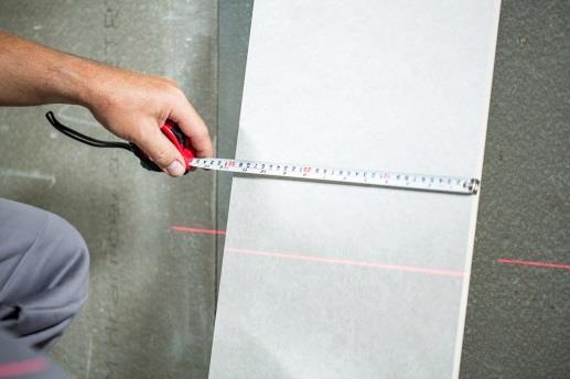 Důsledné vyměření pokládky u stěn a podlah zajistí křížový laserový