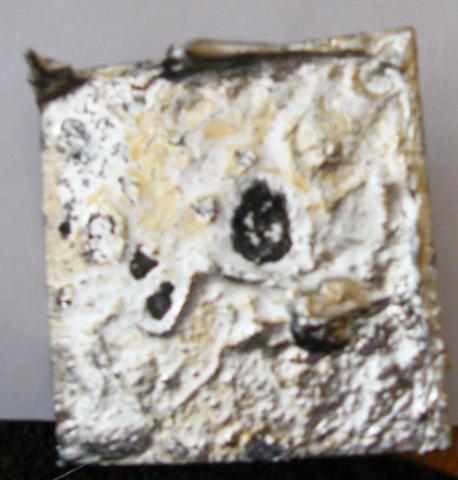 pece pokryt hliníkovou vrstvou nesouvisle (v některých místech vylézá ocelový základ).