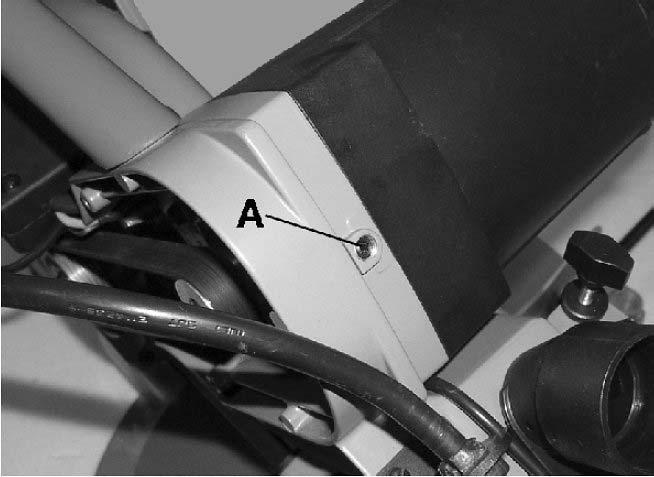 Obr. 17: Povolení šroubů motoru Krok 4: Zkontrolujte, zda není klínový řemen poškozený. Před napnutím nebo výměnou klínového řemene je třeba nejdříve povolit šest šroubů A (obr. 17).