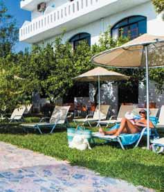 Na pláži si můžete pronajmout lehátka a slunečníky. V těsném sousedství hotelu Myrtis je hotel Porto Plakias, který patří stejnému majiteli.