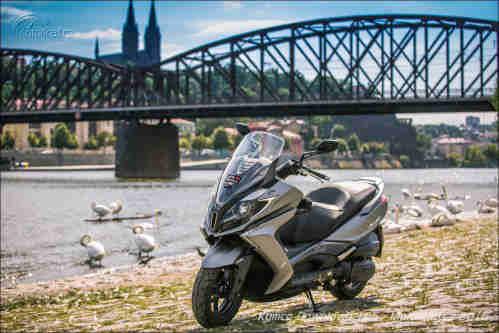 Značka Kymco u nového Downtownu 125i neopomněla žádný ze současných trendů, a pustila se do modernizace pěkně od podlahy, respektive od motoru.