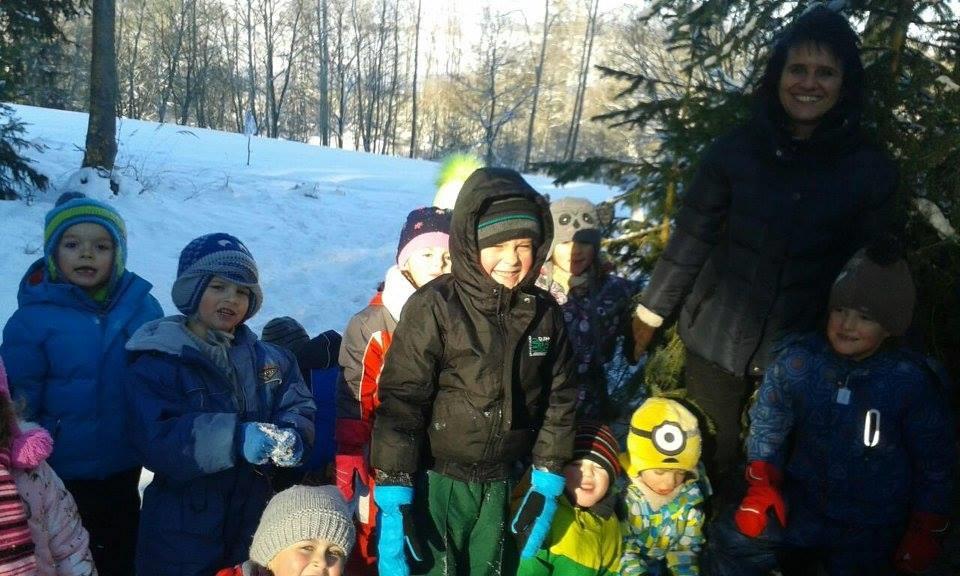 ŠKOLNÍ JÍDELNA PŘI ZŠ A MŠ DEŠTNÁ Nabízíme občanům, důchodcům, maminkám na MD, rekreantům a ostatním stravování ve Školní jídelně Deštná nebo případně i rozvoz obědů. Cena jednoho oběda je 57 Kč.