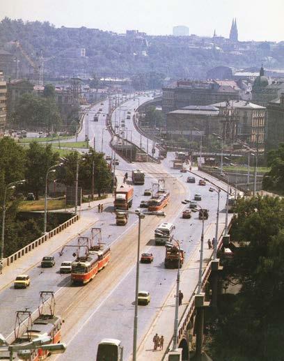 V březnovém čísle roku 2009 jsme v DP kontaktu v zatím posledním článku o problematice Hlávkova mostu uvedli: Na seznamu tramvajových tratí nalézajících se v havarijním stavu je uvedena i trať na