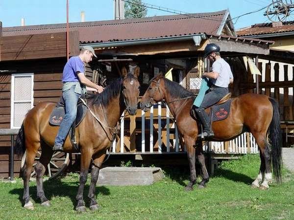 3.3.2 Program outdoorového prodlouženého víkendu První den První den je naplánován nájezd do kempu v dopoledních hodinách. Návštěvnici mají zařízený oběd v AK restauraci v kempu.