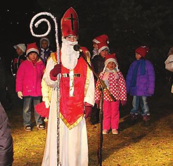 Pachatel nejen zaplnil popelnici a občané, kteří si řádně platí za odvoz odpadu, neměli kam vyhazovat domácí odpad, ale sutí plastový kontejner přetížil a poškrábal.