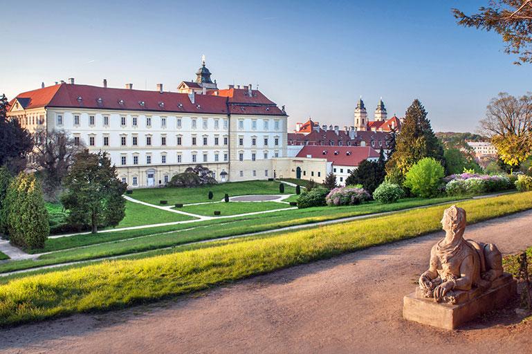 1. Zámek Valtice Rezidence významného šlechtického rodu Lichtenštejnů je jedním z nejvěrnějších dokladů toho, jak v době baroka vypadal život nejvyšší šlechty.