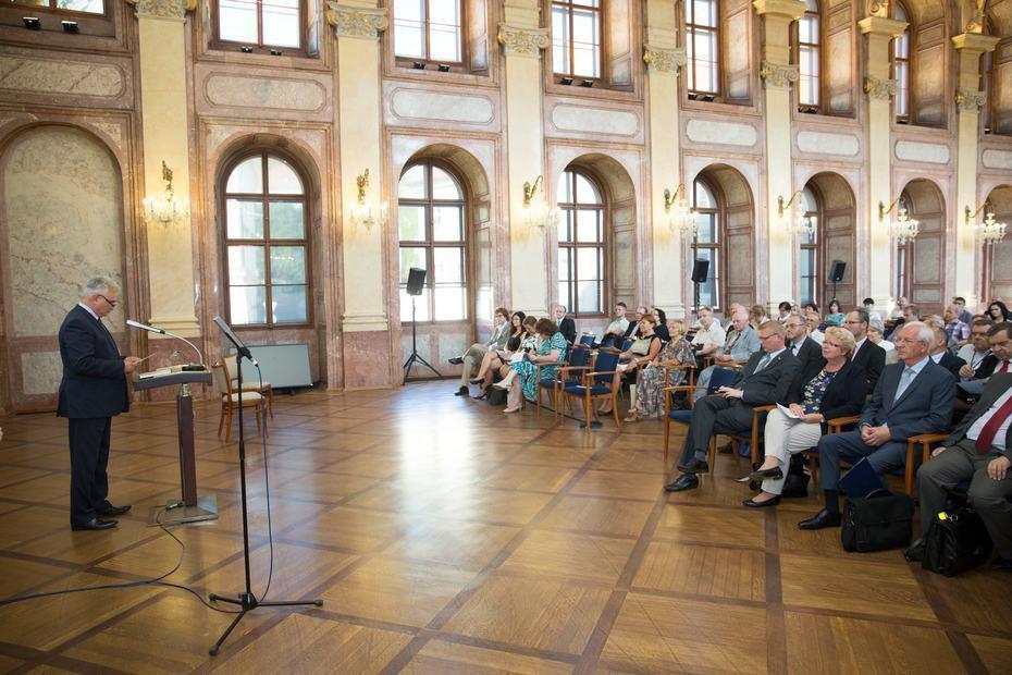 Komunikace s veřejností Aktivity na půdě Senátu Parlamentu ČR Vernisáž výstavy Dílo Karla IV. v běhu staletí (21. 1. 2016) 4.