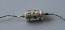 Kondenzátory používané na cvičeních Elektrolytický kondenzátor a
