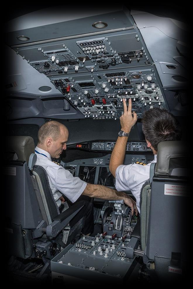...versus Moderní cesta (MPL = Multi Pilot Licence) Program původně navržený pro společnost Lufthansa s cílem zefektivnit a zkvalitnit výcvik pilotů soudobých dopravních letadel; Student je od