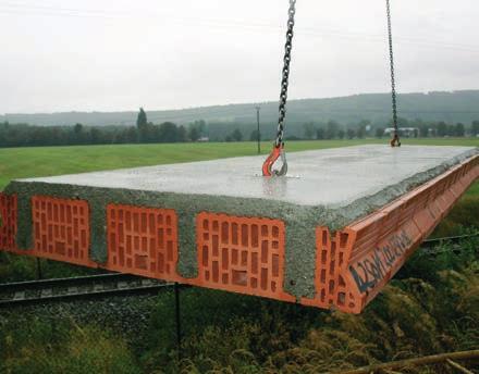 Asfaltový pás se doporučuje vkládat i při horním povrchu stropu pod budoucími stěnami a příčkami. Skutečná délka uložení na stavbě je min. 115 mm (na výkrese kótováno 125 mm skladebný rozměr).