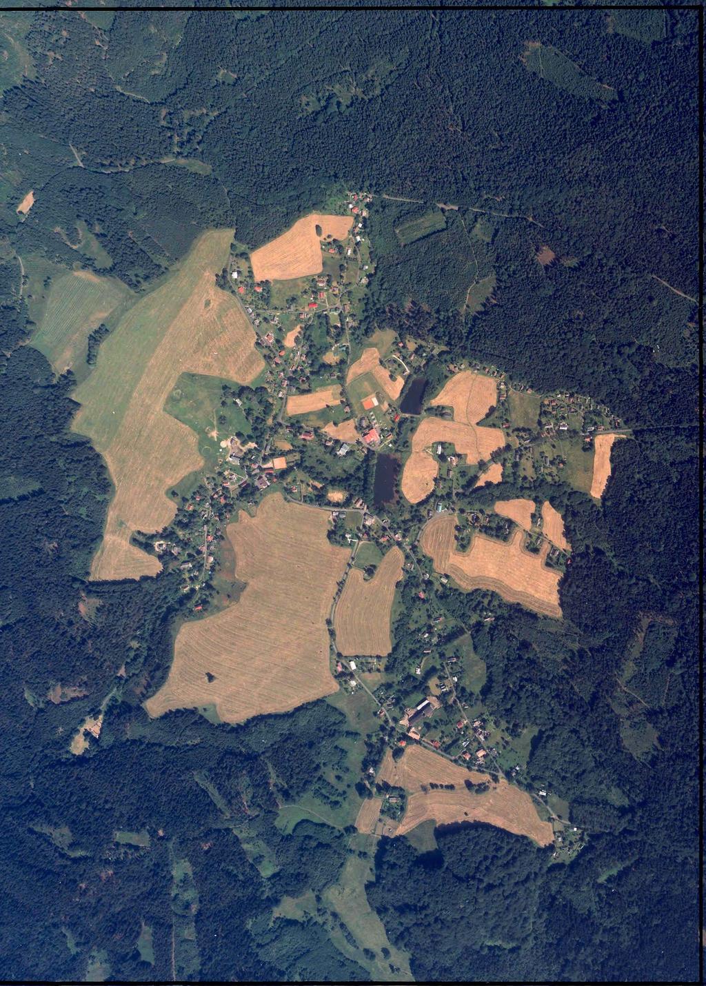 Obrázek č. 10: letecký snímek obce Retenční schopnost území Obecně lze říci, že retenční schopnost je vysoká, neboť většinu katastru obce tvoří les.