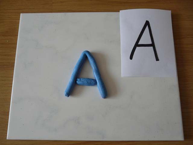 1. Tvar písmene modelujeme z plastelíny. plastelína, podložka, předepsaná písmenka Jednoduché a velmi efektivní.