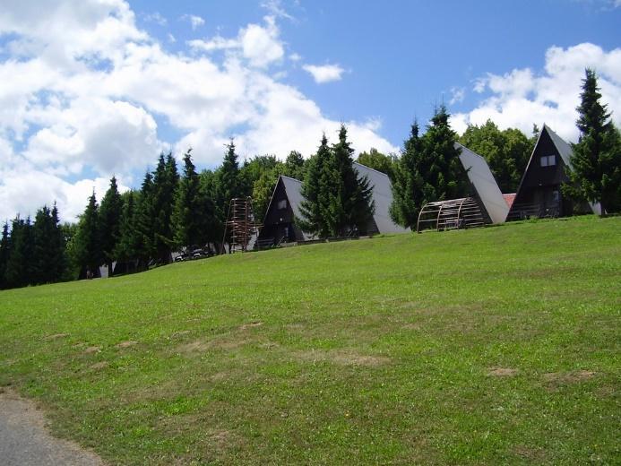 Okolí je vhodné pro cykloturistiku (horská kola), v okolí množství turisticky zajimavých míst hrad Bouzov, jeskyně Javoříčko, města - Moravská Třebová, Trnávka, Jaroměřice, Jevíčko a další.