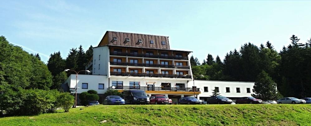 Hotel KAMZÍK Karlov pod Pradědem Nabízíme Vám pobyt v oblasti Hrubého Jeseníku, v divoké přírodě horských lesů a rašelinišť, botanicky nejbohatší krajině České republiky.