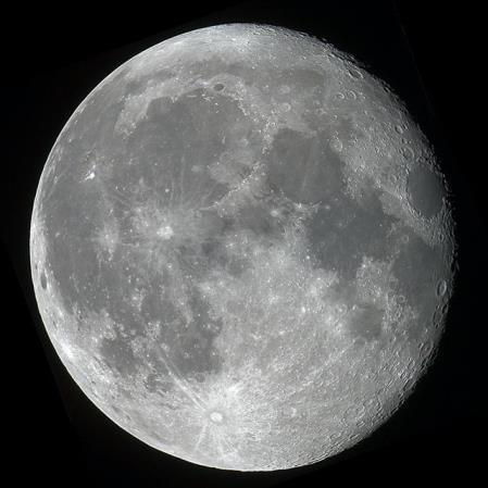 Zkuste odhadnout, do jaké výšky by vyskočil na Měsíci atlet při vynaložení stejné práce jako na Zemi, kde skočí do výšky 2 m. Předpokládáme jeho těžiště při rozběhu ve výšce 1,2 m.