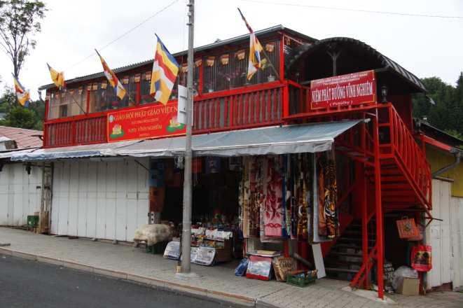 Vietnamci v Česku a ve světě: migrační a adaptační tendence Obr. 9: Nově otevřená buddhistická svatyně v obci Potůčky, Karlovarský kraj; 2012. (foto: autorka) Obr.