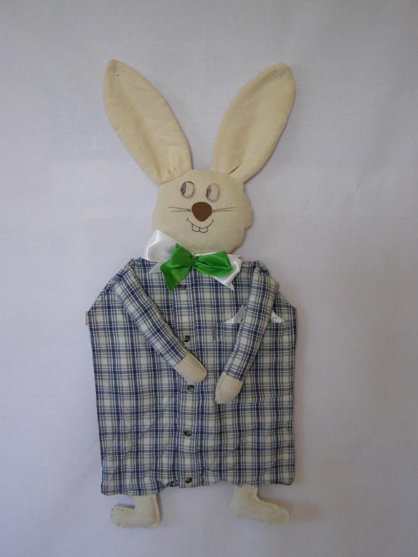 Veľkonočný zajac Hlavu, nohy a ruky má zajac ušité z režného plátna. K hlave má prišitý trup zo starej bavlnenej košele.
