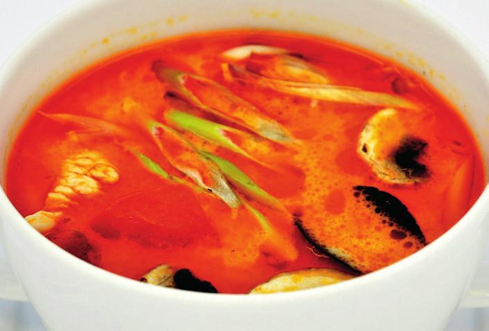 Polévky / Soups 68 Tom Yam Kah Koong/Kai s kuřecím 69 Kč / s krevetami 89 Kč Thajská polévka s krevetami nebo kuřecími kousky,