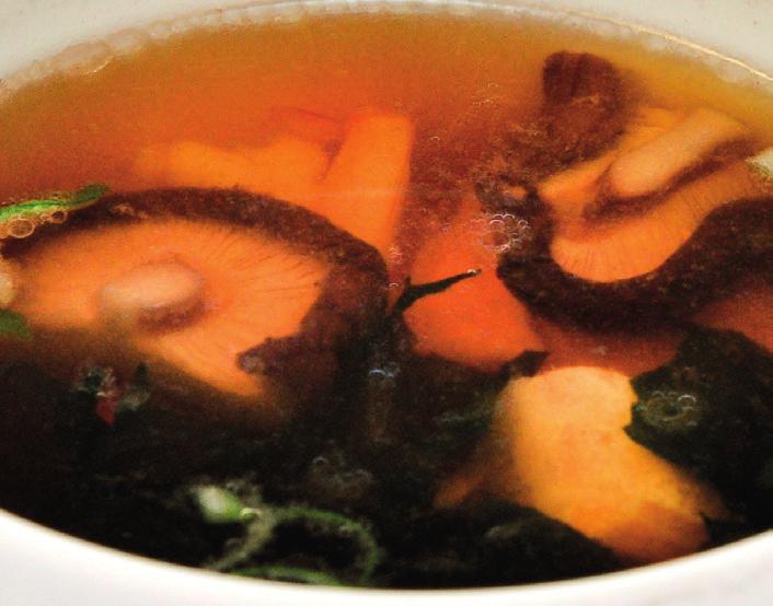 Kai 79 Kč Kuřecí polévka s citronovou trávou, česnekem a pepřem / Chicken soup with lemon grass, garlic and pepper Alergeny: