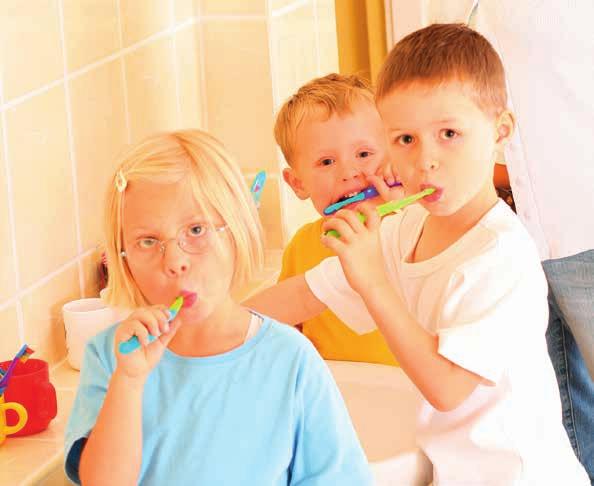 Setkáními s dentální hygienistkou vedeme děti nejen k názornému čištění zubů, ale seznamují se i se stavbou zubu a stravou podporující zdraví chrupu.