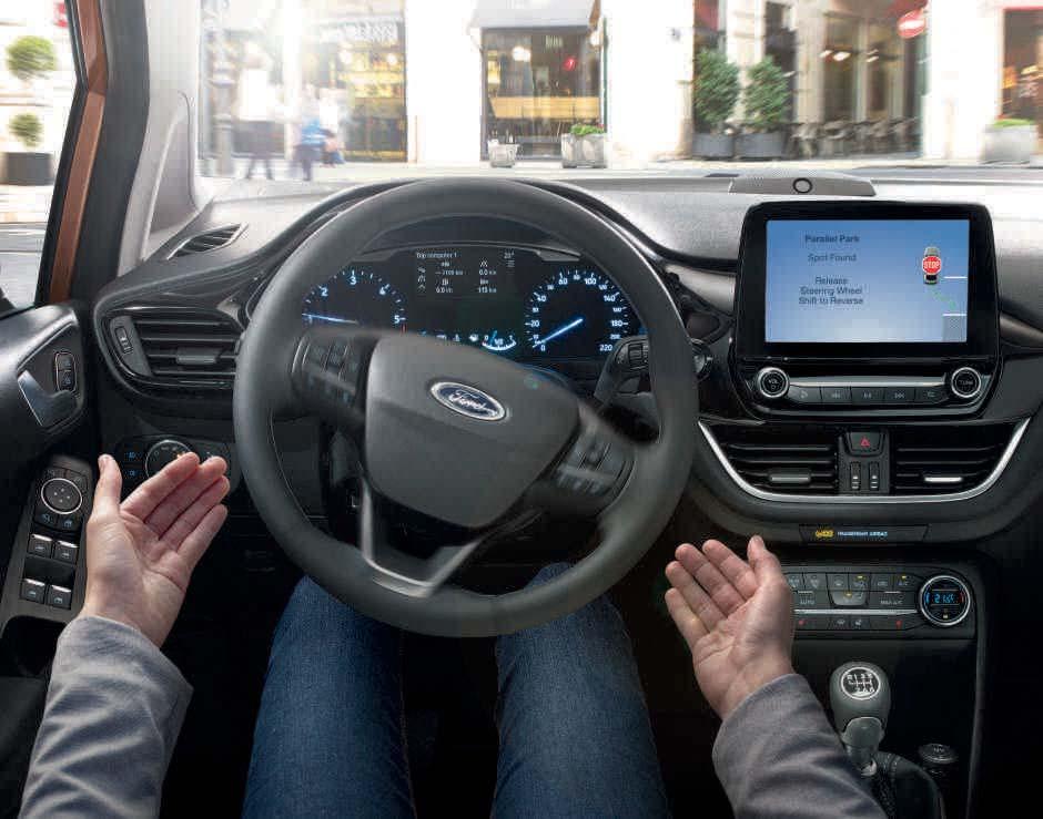 Ford Fiesta zvládne zaparkovat sám Aktivní parkovací asistent Aktivní parkovací asistent dokáže zaparkovat vaši Fiestu za vás.