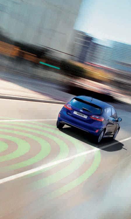 Jakmile je vozovka opět volná, systém zrychlí na zvolenou rychlost. Pokud existuje riziko srážky s vozidlem před vámi, vydá detektor bezpečné vzdálenosti zvukové a vizuální varování.