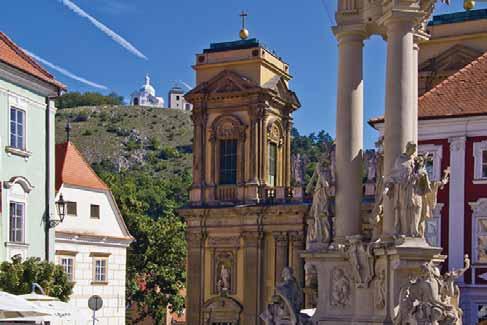 Jak se dostat do výchozího bodu Mikulov má železniční spojení s Brnem a Břeclaví, případně lze využít spojení vlakem do Šakvic, odkud jezdí pravidelně autobusy.