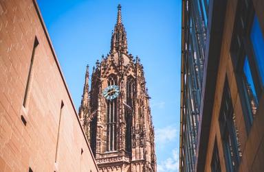 na Goethestrasse. Věž frankfurtského dómu je 95 metrů vysoká. Ve výšce 66 metrů je vyhlídková plošina.